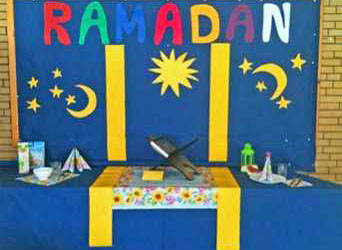 Ramadan-Tisch Der Tisch zeigt, womit sich viele Muslime im Ramadan tagsüber oder nachts beschäftigen