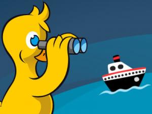 Paula Platsch hat den Wasser-Durchblick! Eine gelbe Cartoon-Ente blickt durch ein Fernglas auf ein Schiff