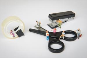 Seitenstark-Material nutzen - Logos Miniaturfiguren vor Arbeitsmaterial - Schere und Klebefilm