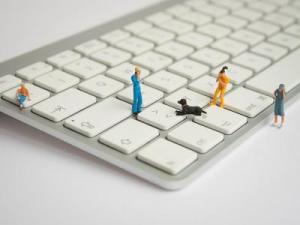 Übersicht Schulfächer Kleine Figuren auf einer Tastatur