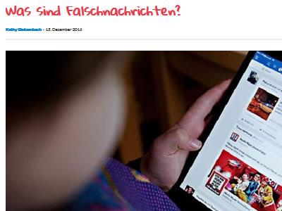 Ein Kind blickt auf ein Smartphone