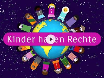Kinder veschiedener Länder stehen rund um eine Erdkugel